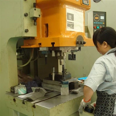 Módosított autóalkatrészek bélyegzés